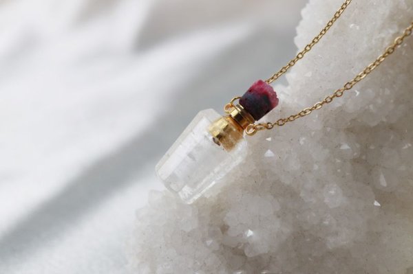 画像3: 【現品限り】香水瓶 ネックレス クリスタル 水晶 角型 大 約縦37x幅16mm ゴールド 持ち歩き 癒し 浄化 品番:12612 (3)