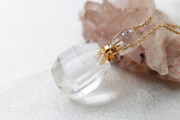 画像3: 香水瓶 ネックレス クリスタル 水晶 丸角 約縦38x幅20mm ゴールド 持ち歩き 癒し 浄化 品番:12616 (3)