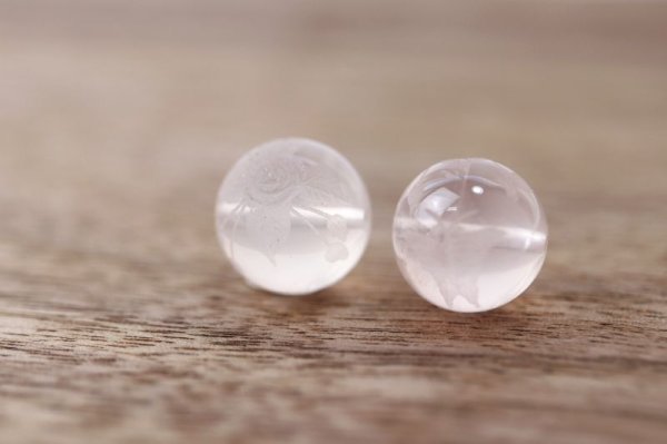 画像2: カービング 彫刻ビーズ 蝶恋花 ローズクォーツ 丸 12mm ピンク 彫り石 水晶 恋愛 美しさ 品番: 8665 (2)