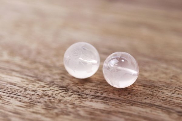 画像3: カービング 彫刻ビーズ 蝶恋花 ローズクォーツ 丸 12mm ピンク 彫り石 水晶 恋愛 美しさ 品番: 8665 (3)