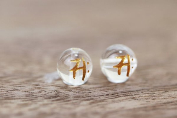 画像2: カービング 彫刻ビーズ 梵字(サク) 水晶 丸 8mm 金彫り 彫り石 癒し 浄化 品番: 8962 (2)