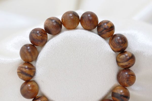 画像2: 【バースデーウッド】ブレス　6月の誕生木　古代樟　12mm　厄除け　忍耐力　活力　浄化　運気上昇　パワーズウッド　品番： 12717 (2)