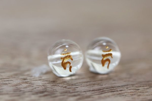 画像2: カービング 彫刻ビーズ 梵字(カーン) 水晶 丸 8mm 金彫り 彫り石 癒し 浄化 品番: 8960 (2)