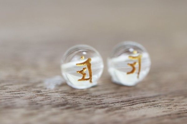 画像2: カービング 彫刻ビーズ 梵字(マン) 水晶 丸 8mm 金彫り 彫り石 癒し 浄化 品番: 8958 (2)