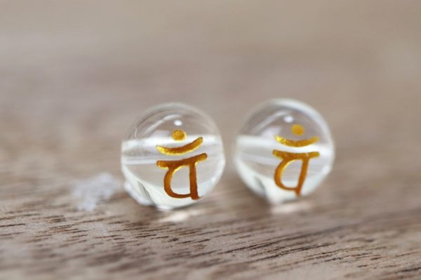 画像2: カービング 彫刻ビーズ 梵字(バン) 水晶 丸 8mm 金彫り 彫り石 癒し 浄化 品番: 8961 (2)