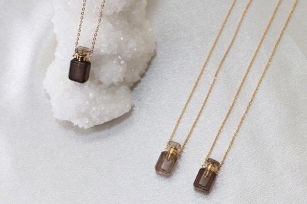 画像3: ミニ香水瓶　ネックレス　スモーキークォーツ　角型　ゴールド　持ち歩き　精神安定　不安の解消　魔除け　品番： 12726 (3)