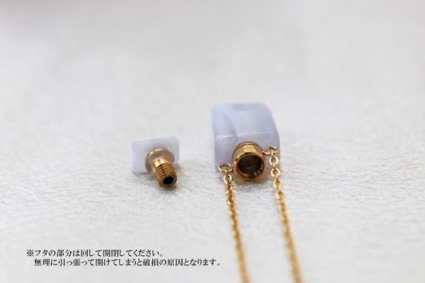 画像4: ミニ香水瓶 ネックレス ブルーレースアゲート 角型 ゴールド 持ち歩き リラックス やさしさ 充足感 危険の回避 品番: 12722 (4)