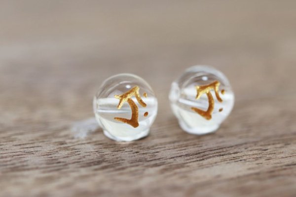 画像2: カービング 彫刻ビーズ 梵字 (タラーク) 水晶 丸 8mm 金彫り 彫り石 癒し 浄化 品番: 8957 (2)