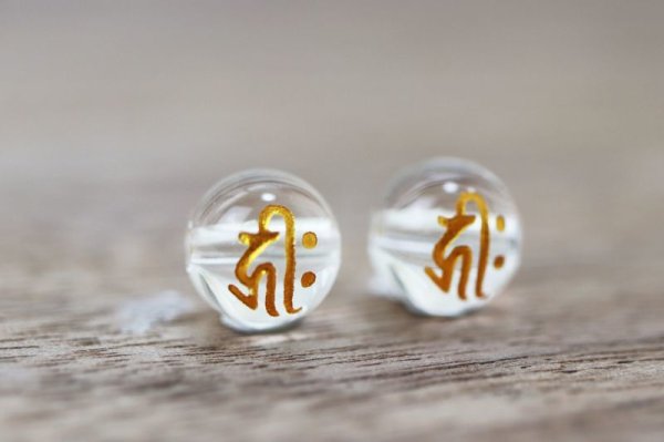 画像2: カービング 彫刻ビーズ 梵字(キリーク) 水晶 丸 8mm 金彫り 彫り石 癒し 浄化 品番: 8956 (2)