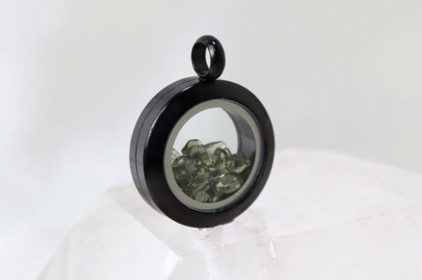 画像2: ペンダントトップ　ブラック　モルダバイト　小　2ct　モルダウ石　さざれ　緑　グリーン　品番：12760 (2)