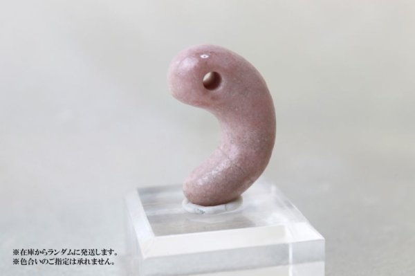 画像2: 【日本銘石】勾玉 糸魚川ピンク翡翠 〈新潟県〉 大 約28×20×9.5mm 忍耐 愛と調和 飛躍 品番:12826 (2)