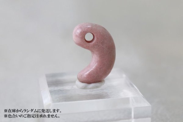画像2: 【日本銘石】勾玉 糸魚川ピンク翡翠 〈新潟県〉 小 約18.7×12×6mm 忍耐 愛と調和 飛躍 品番:12825 (2)