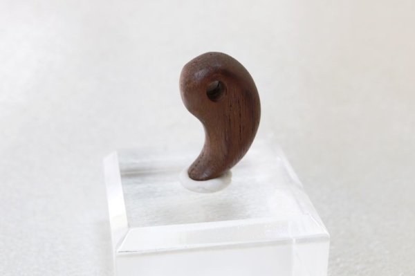 画像2: 【パワーズウッド】勾玉 神代杉 〈日本〉 20mm 神秘性 浄化 ヒーリング 最大の愛情 品番:12836 (2)