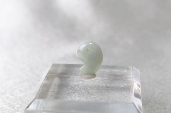 画像4: 【日本銘石】勾玉 糸魚川翡翠 〈新潟県〉 グリーン 極小 約10×7.5×4.5mm 緑 ヒスイ ひすい 安定 平穏 慈悲 知恵 品番:12912 (4)