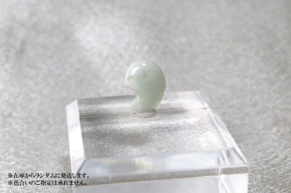 画像3: 【日本銘石】勾玉 糸魚川翡翠 〈新潟県〉 グリーン 極小 約10×7.5×4.5mm 緑 ヒスイ ひすい 安定 平穏 慈悲 知恵 品番:12912 (3)