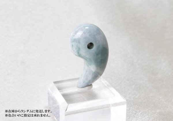 画像2: 【日本銘石】勾玉 糸魚川翡翠 〈新潟県〉 グリーン 大 約30×20×12mm 緑 ヒスイ ひすい 安定 平穏 慈悲 知恵 品番:12906 (2)