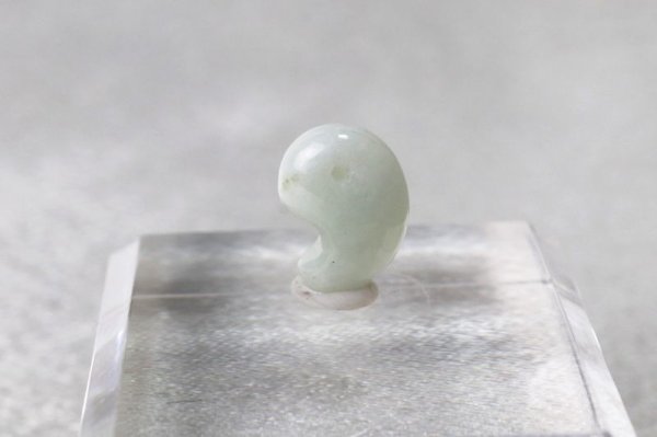 画像2: 【日本銘石】勾玉 糸魚川翡翠 〈新潟県〉 グリーン 極小 約10×7.5×4.5mm 緑 ヒスイ ひすい 安定 平穏 慈悲 知恵 品番:12912 (2)