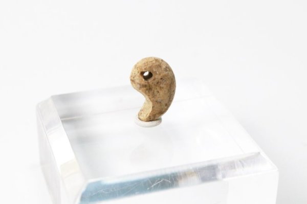 画像2: 【日本銘石】勾玉 タツナイト 〈兵庫県〉 イエロー 黄 極小 約10×7×4mm 健康 安産 縁結び 品番:13035 (2)