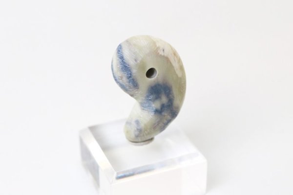 画像2: 【日本銘石】勾玉 フェアリースキンサファイア 〈広島県〉 特大  約32×20×13mm 創造 神話 愛 品番:13041 (2)