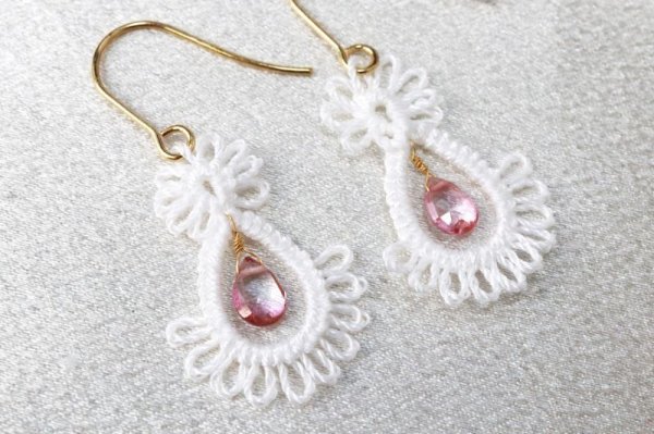 画像2: Grace Knote グレースノート Luce ルーチェ ピンクトパーズ WH ハンドメイド ピアス 手編みレース 天然石  ホワイト 品番:13127 (2)