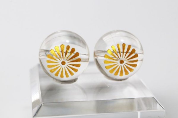 画像2: カービング 彫刻ビーズ 菊花 水晶 丸 12.5mm 金彫り 彫り石 生命力 活性化 人間的成長 浄化 品番:13197 (2)