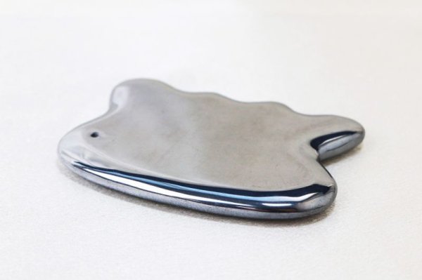 画像3: テラヘルツ 鉱石製 マッサージかっさ 約8.7×6cm くし形 くぼみ無し 穴あり 健康 美容 ヒーリング 品番:13236 (3)