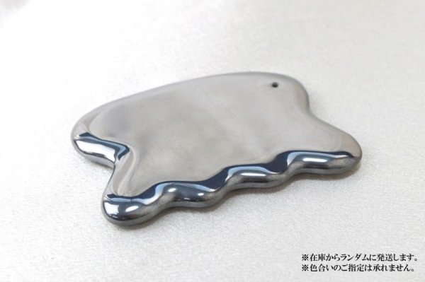 画像4: テラヘルツ 鉱石製 マッサージかっさ 約8.7×6cm くし形 くぼみ無し 穴あり 健康 美容 ヒーリング 品番:13236 (4)