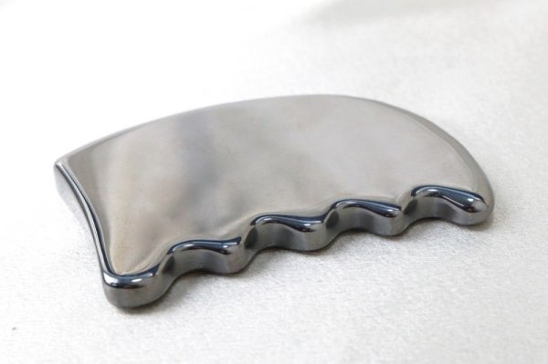 画像2: テラヘルツ 鉱石製 マッサージかっさ 約9×6.5cm くし形 くぼみ無し 穴無し 健康 美容 ヒーリング  品番:13237 (2)