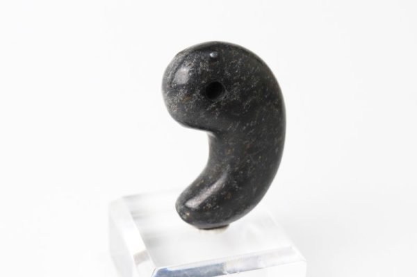 画像2: 【日本銘石】古代勾玉 大和光石 〈宮崎県〉 黒 大 約34×22.5×11mm 健康 浄化 厄除け 品番:13243 (2)