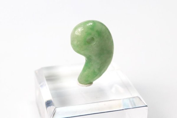 画像2: 勾玉 崑崙翡翠 こんろんひすい 〈中国崑崙山脈〉 TOPランク 中 約20.5×13mm 仁 義 智 勇 潔 品番: 13250 (2)