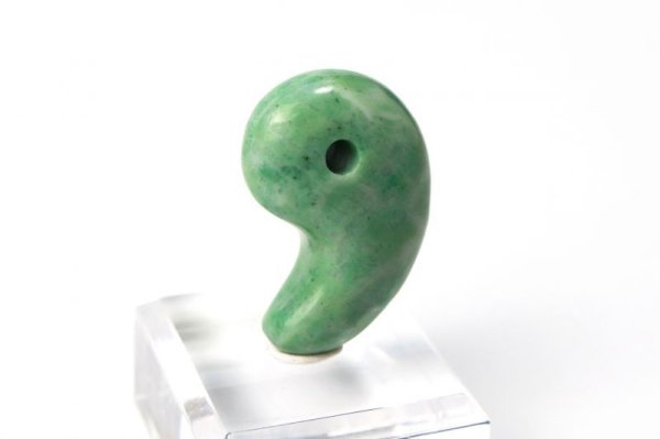 画像2: 勾玉 崑崙翡翠 こんろんひすい 〈中国崑崙山脈〉 TOPランク 大 約30×25mm 仁 義 智 勇 潔 品番: 13251 (2)