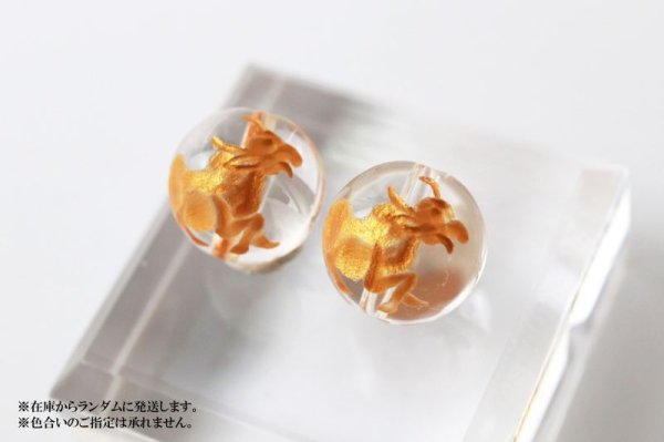 画像3: カービング 彫刻ビーズ  干支 丑(うし) 水晶 丸 8mm 金彫り 彫り石 透明 浄化 魔除け 品番:13255 (3)