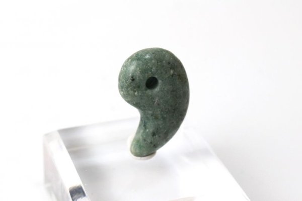 画像2: 勾玉 崑崙翡翠 こんろんひすい 〈中国崑崙山脈〉 中 約25×18mm 仁 義 智 勇 潔 品番: 13253 (2)