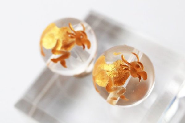 画像2: カービング 彫刻ビーズ  干支 丑(うし) 水晶 丸 12mm 金彫り 彫り石 透明 浄化 魔除け 品番:13256 (2)