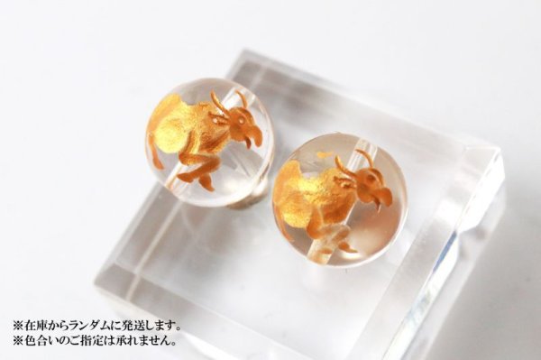 画像3: カービング 彫刻ビーズ  干支 丑(うし) 水晶 丸 12mm 金彫り 彫り石 透明 浄化 魔除け 品番:13256 (3)