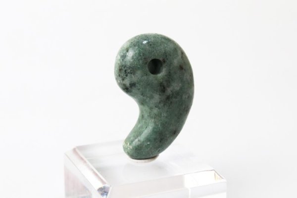 画像2: 勾玉 崑崙翡翠 こんろんひすい 〈中国崑崙山脈〉 大 約30×25mm 仁 義 智 勇 潔 品番: 13254 (2)