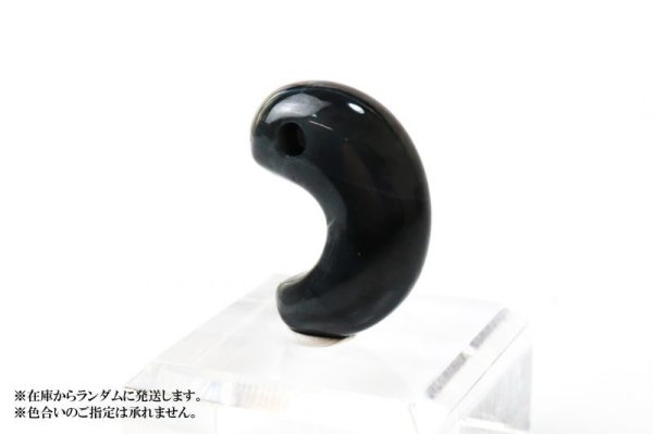 画像3: 【日本銘石】勾玉 糸魚川翡翠 高品質 横穴あり 〈新潟県〉 ブラック 黒 約6g ヒスイ ひすい 【一点物】 品番:13300 (3)
