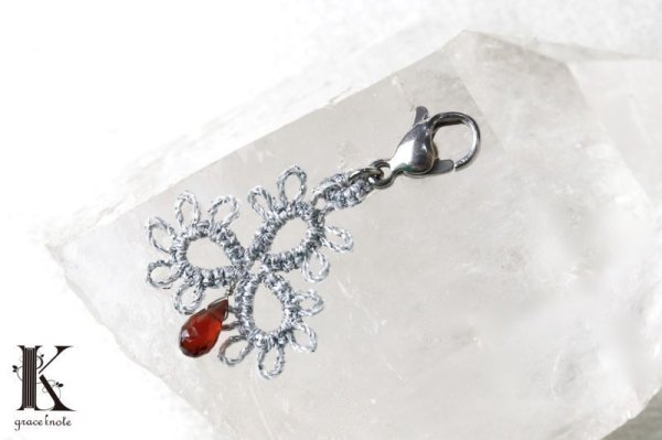 画像4: 【現品限り】Grace Knote　グレースノート　マスクチャーム　Clover　クローバー　ガーネット　SV　ハンドメイド　手編みレース　天然石　 シルバー　品番：13440 (4)