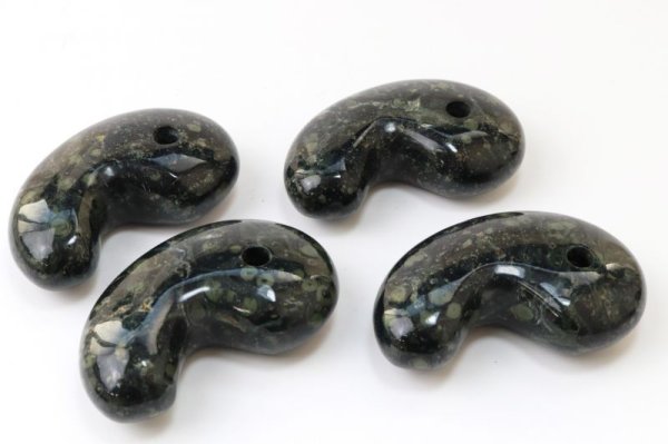 画像2: 勾玉 ジャスパー グリーン系 約80×50×25mm 横穴あり 中国産 緑碧玉 広い視野 洞察力 自信 リラックス 信念を強める 品番: 13462 (2)