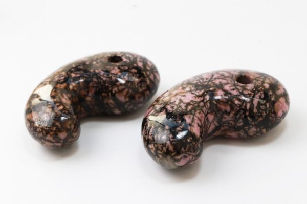 画像3: 勾玉 ロードナイト 約80×50×25mm 横穴あり 中国産 友愛 人間関係 天然石 品番: 13452 (3)