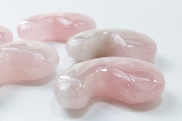 画像3: 勾玉 ローズクォーツ 約80×50×25mm 横穴あり ブラジル産 恋愛 美しさ 品番: 13448 (3)