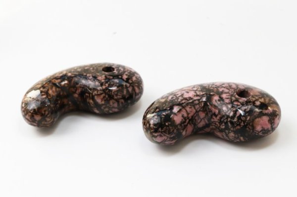 画像4: 勾玉 ロードナイト 約80×50×25mm 横穴あり 中国産 友愛 人間関係 天然石 品番: 13452 (4)