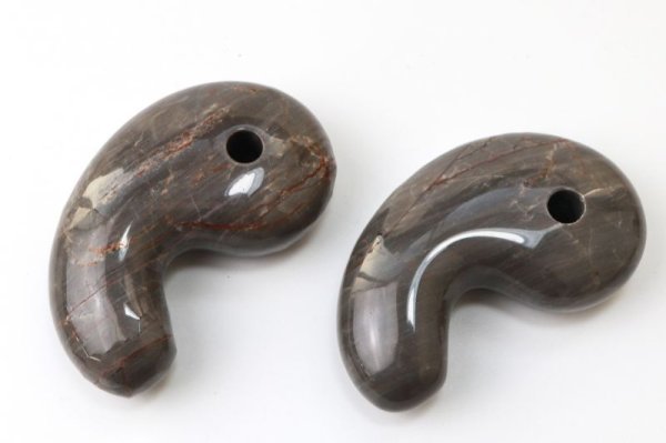 画像2: 勾玉 ジャスパー グレー系 約80×50×25mm 横穴あり 中国産 碧玉 広い視野 洞察力 自信 リラックス 信念を強める 品番: 13460 (2)
