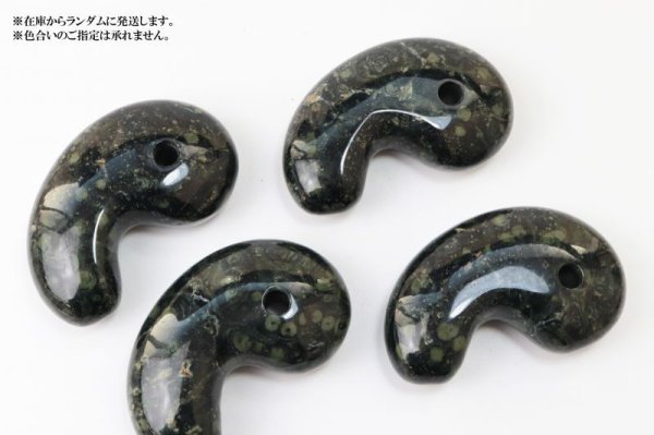 画像5: 勾玉 ジャスパー グリーン系 約80×50×25mm 横穴あり 中国産 緑碧玉 広い視野 洞察力 自信 リラックス 信念を強める 品番: 13462 (5)