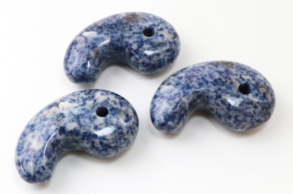 画像2: 勾玉 ソーダライト 約80×50×25mm 横穴あり 中国産 知性の石 忍耐力 判断力 直観力 洞察力 知識 智恵 お守り 品番: 13454 (2)