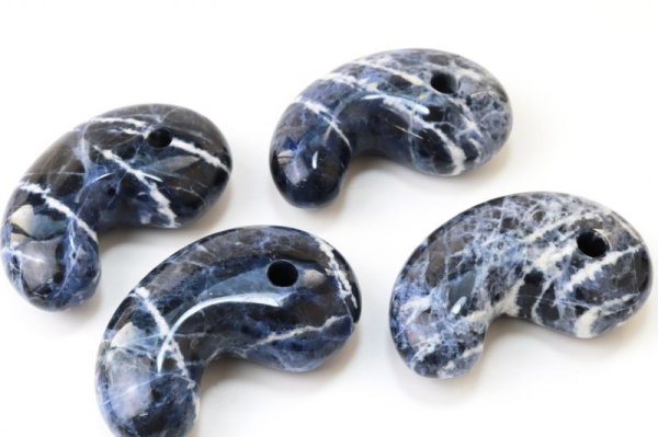 画像2: 勾玉　ソーダライト　約80×50×25mm　横穴あり　ブラジル産　知性の石　忍耐力　判断力　直観力　洞察力　知識　智恵　お守り　品番： 13453 (2)