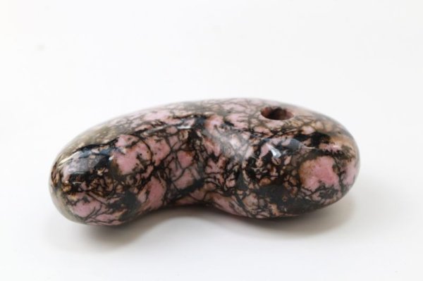 画像2: 勾玉 ロードナイト 約80×50×25mm 横穴あり 中国産 友愛 人間関係 天然石 品番: 13452 (2)