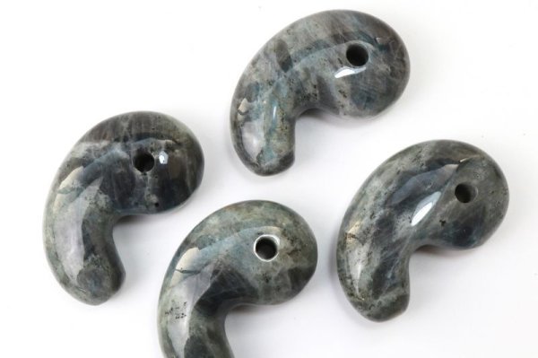 画像2: 勾玉 ラブラドライト 約80×50×25mm 横穴あり マダガスカル産 自由 夢 ヒーリング 天然石 品番: 13456 (2)