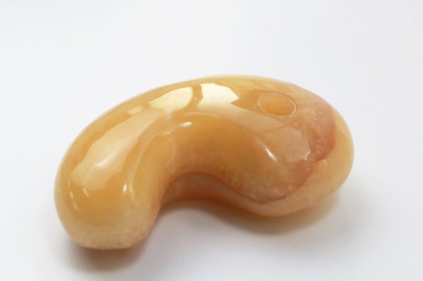 画像2: 勾玉 アラゴナイト 約80×50×25mm 横穴あり スペイン産 集客力 存在感 安定 エネルギー お守り 品番: 13450 (2)