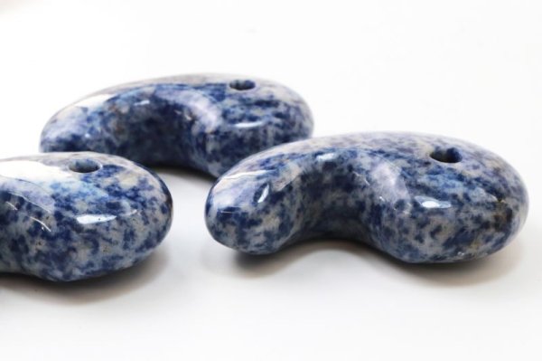 画像3: 勾玉 ソーダライト 約80×50×25mm 横穴あり 中国産 知性の石 忍耐力 判断力 直観力 洞察力 知識 智恵 お守り 品番: 13454 (3)